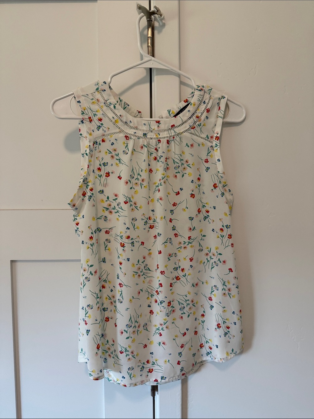 41 Hawthorn White Sleeveless Floral-Print Blouse